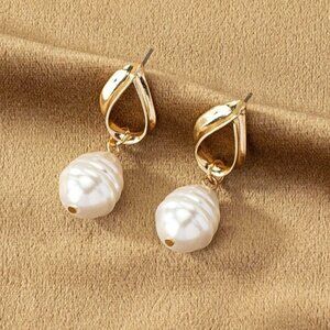 1 LEFT!! MICH PEARL DROP EARRINGS